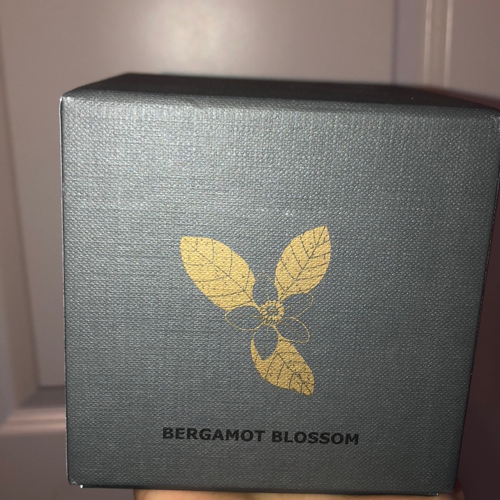 A bergamot blossom candle